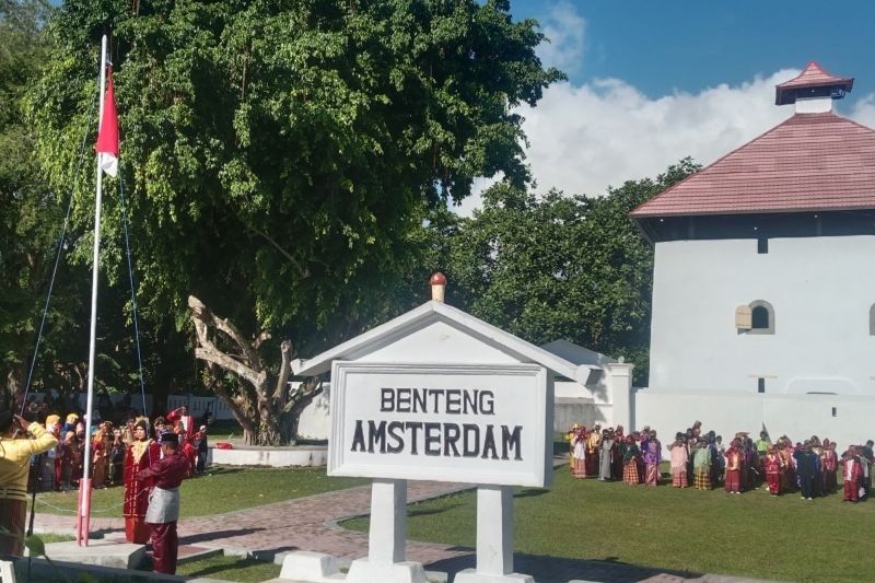 Meriahnya Perayaan Hardiknas 2025 di Benteng Amsterdam, Hila