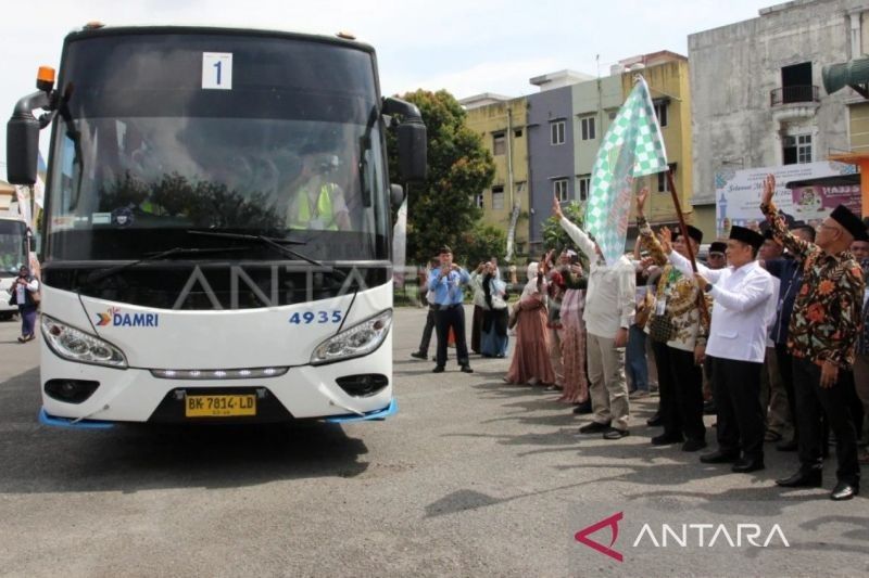 Wamenag Lepas Kloter 1 Jamaah Haji Embarkasi Medan: 358 Calon Haji Siap Menuju Tanah Suci