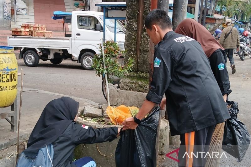 OSIS Temanggung Bersihkan Pasar Kliwon, Kampanye Kebersihan di Hari Pendidikan Nasional