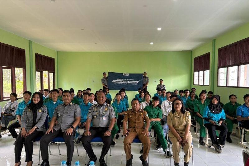 Sosialisasi Keimigrasian di Perbatasan: Imigrasi Singkawang Edukasi Pelajar SMK Jagoi Babang