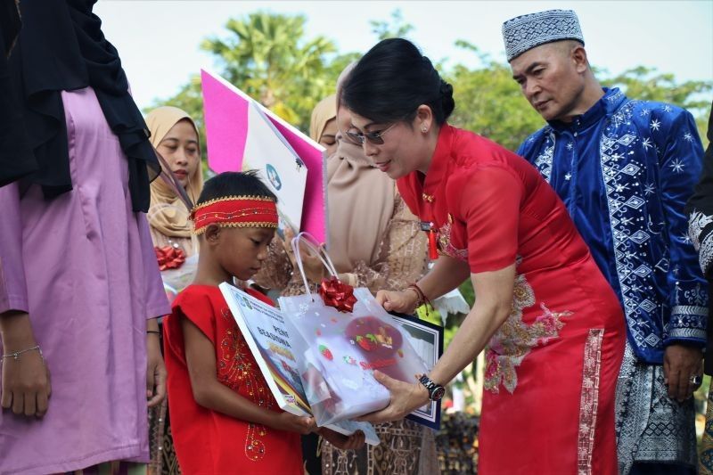 Pemkot Singkawang Berikan Beasiswa dan Seragam Sekolah untuk 1000 Siswa