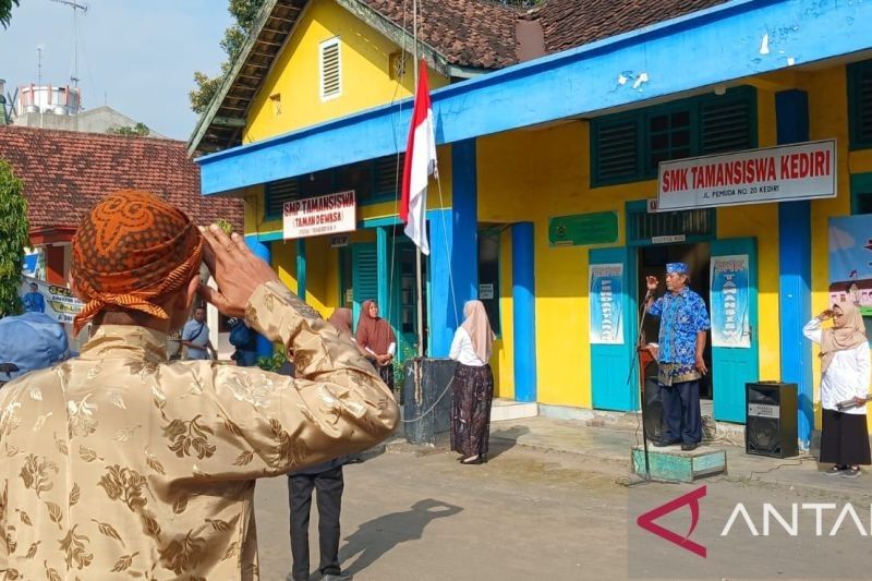 Seni Budaya Kediri Meriahkan Hardiknas 2025: Upacara Bahasa Jawa dan Pentas Tradisional