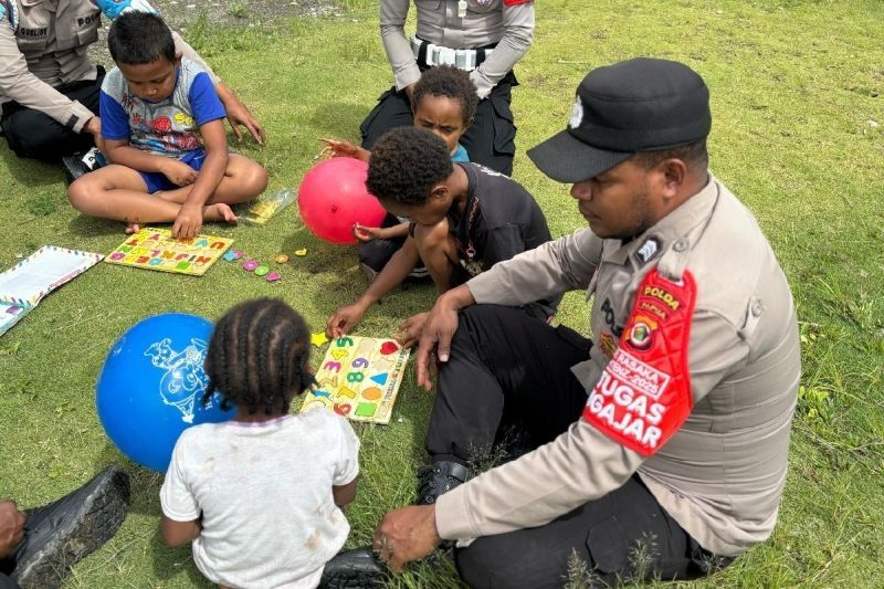Polisi di Yalimo Ajar Anak-Anak Berhitung, Tingkatkan Kualitas Pendidikan di Elelim