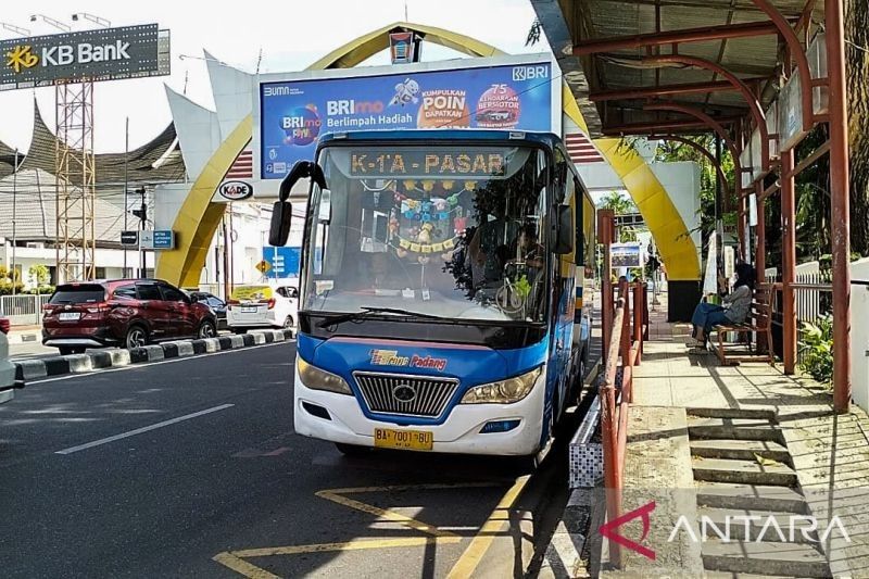 Momen Hardiknas: Pelajar Padang Naik Trans Padang Cuma Rp2!