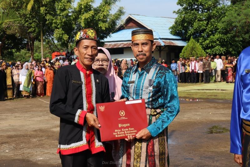 Disdikbud Bengkayang Beri Penghargaan kepada Kepala Sekolah Berdedikasi