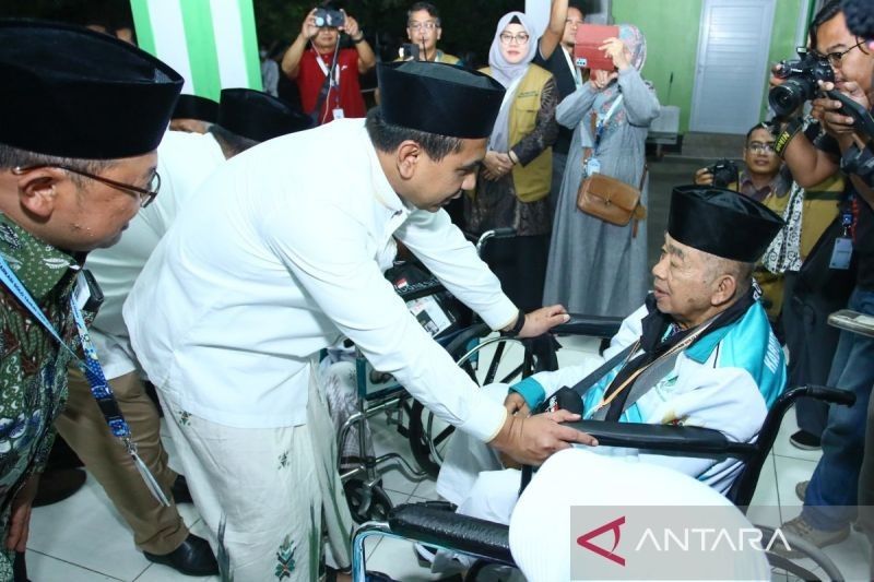 Wagub Jateng Lepas Calon Jamaah Haji Kloter 1 Embarkasi Solo, Waspadai Cuaca Panas!