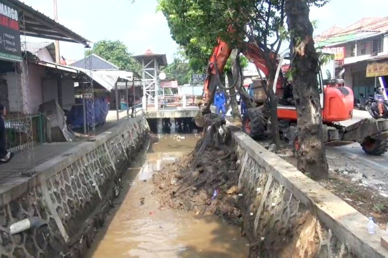 Cegah Banjir, SDA Jaksel Keruk Kali di Jagakarsa Sepanjang 1 Km