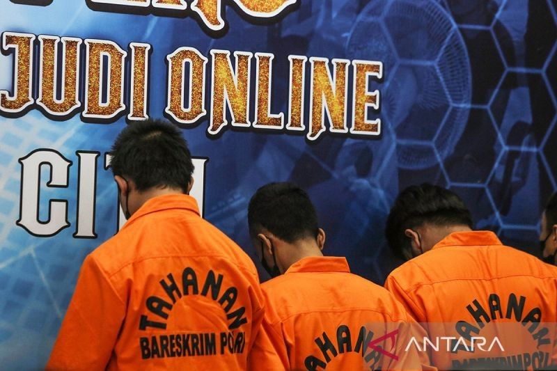 Polri Serahkan 4 Tersangka Judi Online Agen138 ke Kejagung