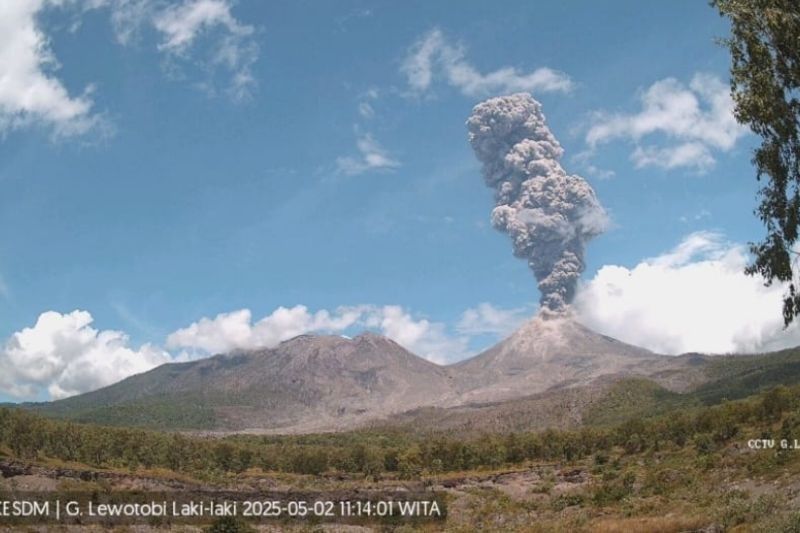 Gunung Lewotobi Laki-laki Erupsi Dua Kali, Warga Diminta Jauhi Radius 6 Km