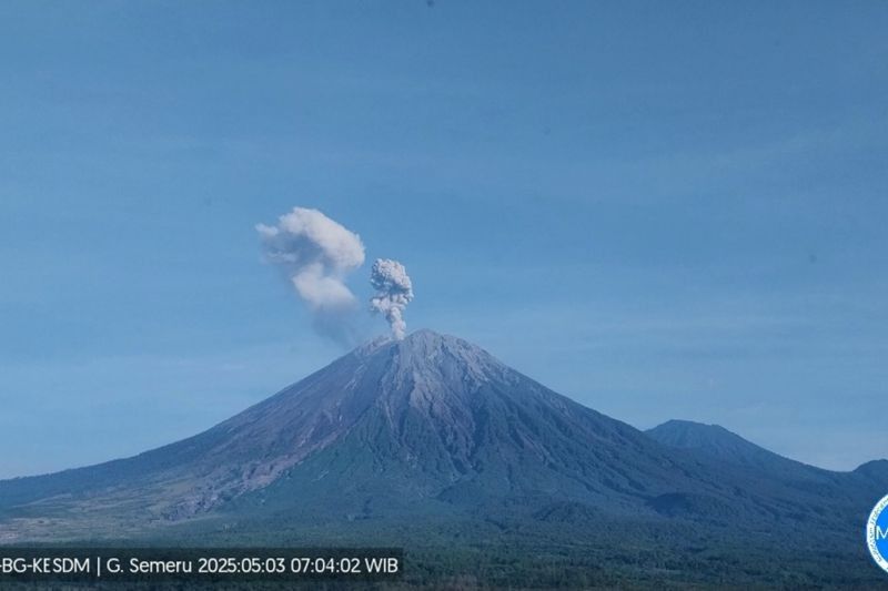 Gunung Semeru Erupsi Tiga Kali, Semburkan Abu hingga 900 Meter!