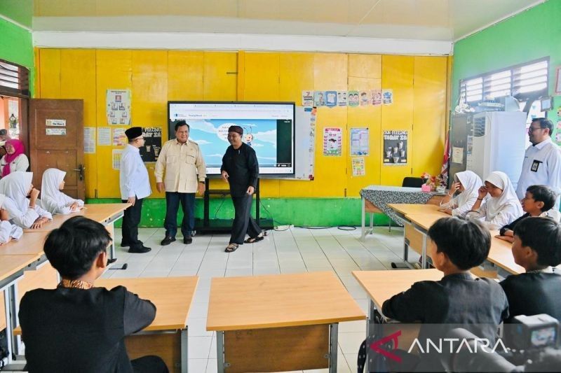 Prabowo Tinjau Penggunaan Smart Board di Sekolah, Dorong Digitalisasi Pendidikan Indonesia