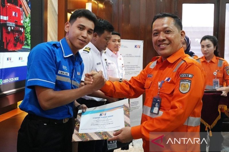 Petugas Kebersihan KAI Gagalkan Pencurian Kabel Sinyal, Raih Penghargaan