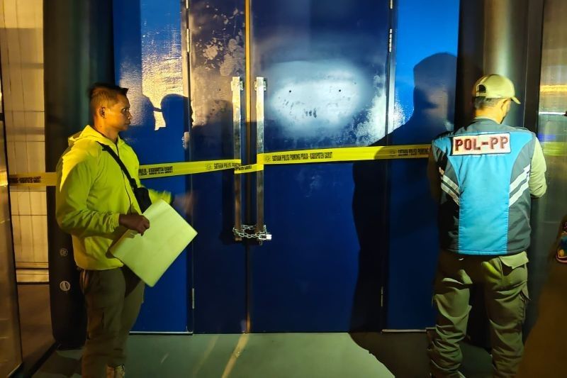 Satpol PP Garut Segel Dua Tempat Usaha Tak Berizin