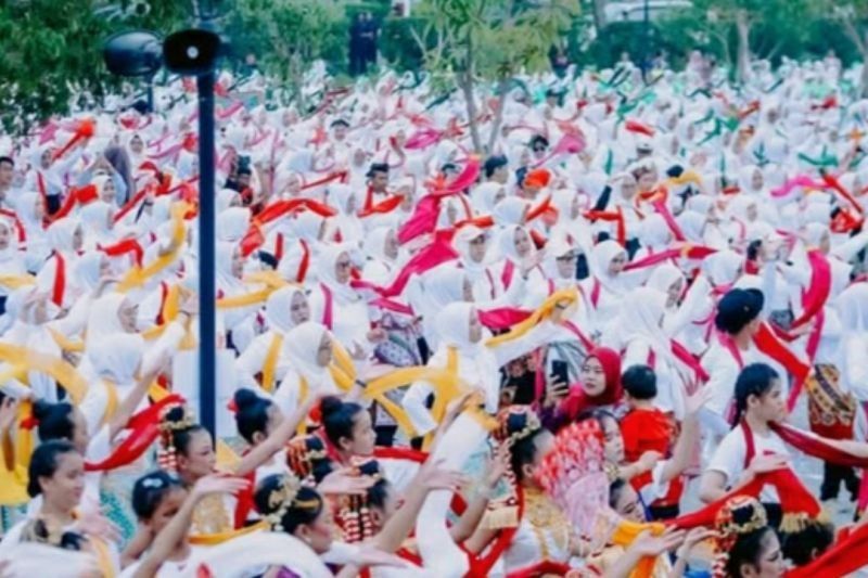 Ribuan Penari Ramaikan Hari Tari Sedunia di Karawang dengan Tari Kliningan