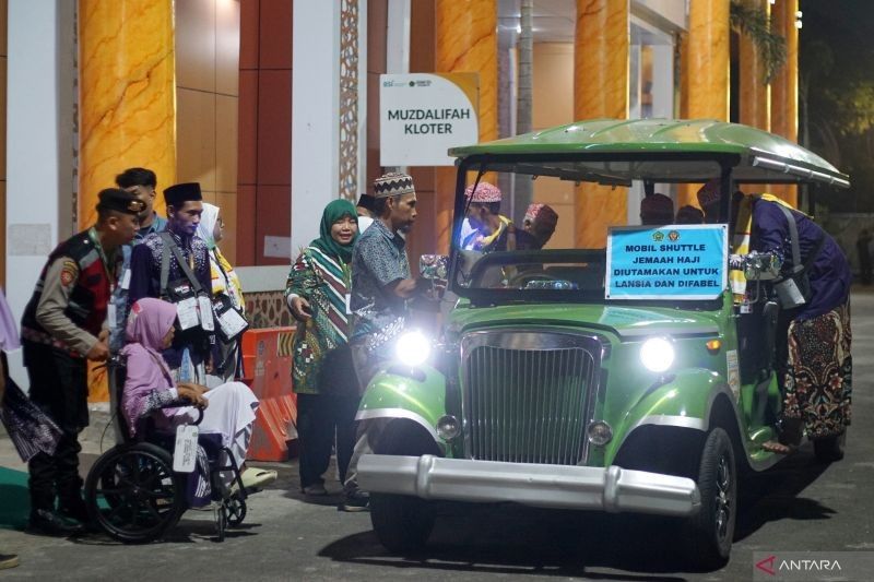 Sembilan Calon Haji dari Embarkasi Surabaya Tunda Keberangkatan