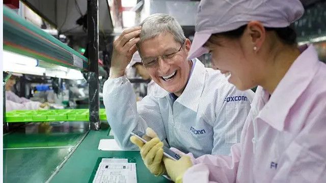 Syarat dan Ketentuan yang Diajukan Tim Cook kalau Apple Produksi iPhone di AS