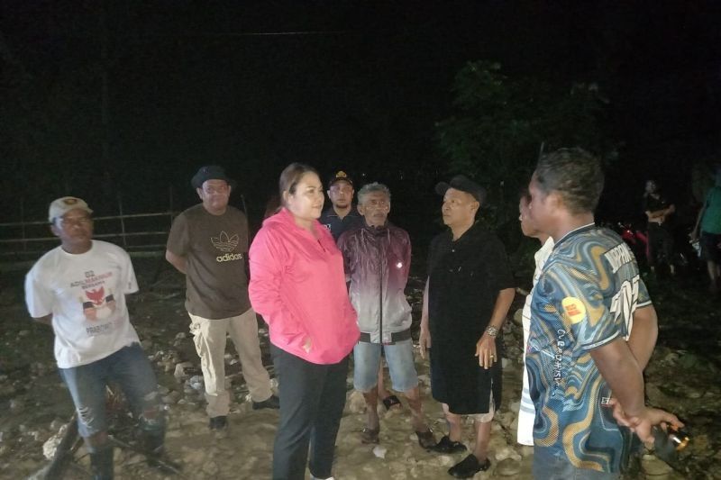 Banjir Donggala: Pemkab Bersihkan Lumpur Pasca Hujan Deras