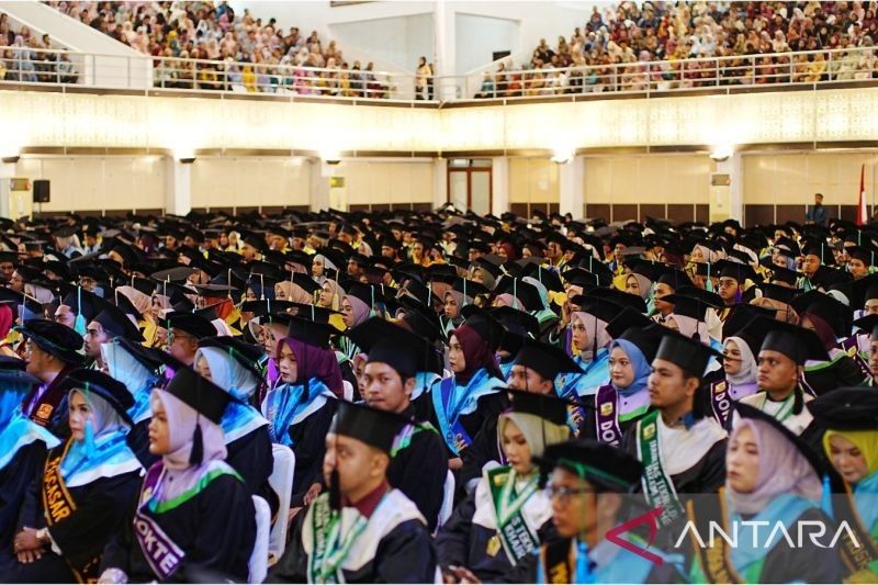Unand Berikan Ijazah Dua Bahasa di Wisuda 2025, Rektor Beri Pesan Inspiratif