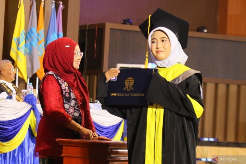 1.580 Wisudawan UT Surabaya Siap Hadapi Persaingan Global