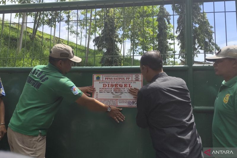 Satpol PP Cianjur Segel Perusahaan yang Tak Kantongi Izin Lengkap