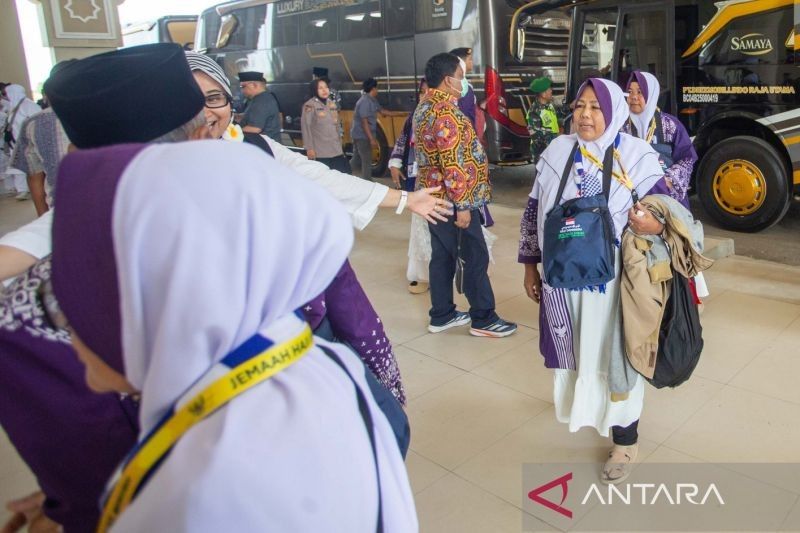 1.084 Calon Haji Indramayu Berangkat ke Tanah Suci, Masa Tunggu Capai 23 Tahun
