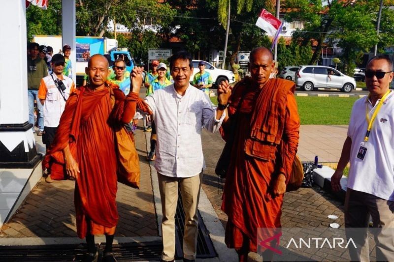 36 Biksu Asal Berbagai Negara Disambut Hangat Pemkab Batang dalam Ritual Thudong Menuju Borobudur