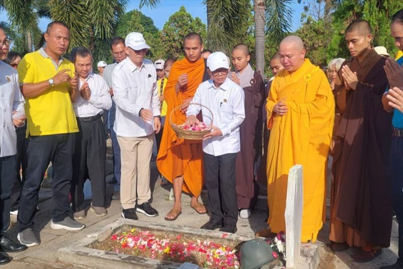Umat Buddha Lampung Bersihkan TMP Tanjung Karang, Wujud Cinta Tanah Air Jelang Waisak