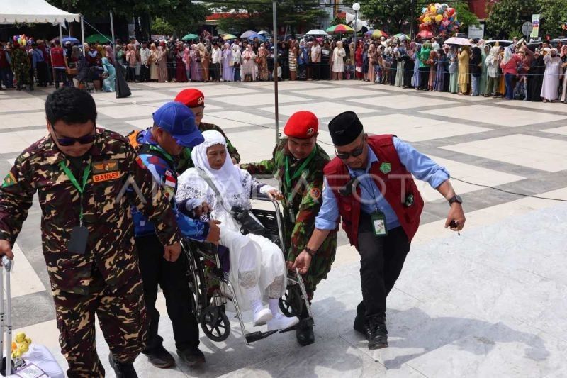Anggota DPR RI Lepas JCH Kloter 5 Embarkasi Makassar Menuju Tanah Suci