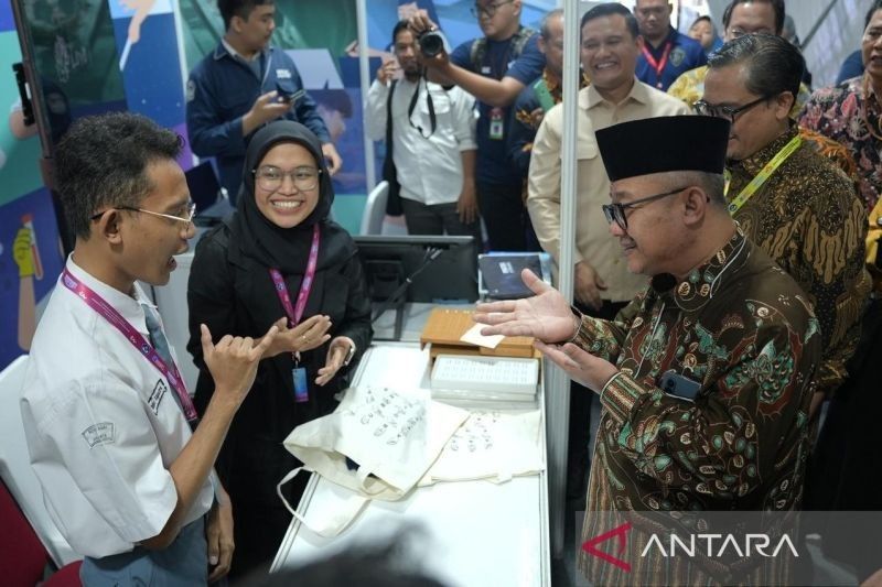 Juru Bahasa Isyarat Ungkap Rahasia di Balik Busana Gelapnya: Mengapa Hitam dan Biru Tua?