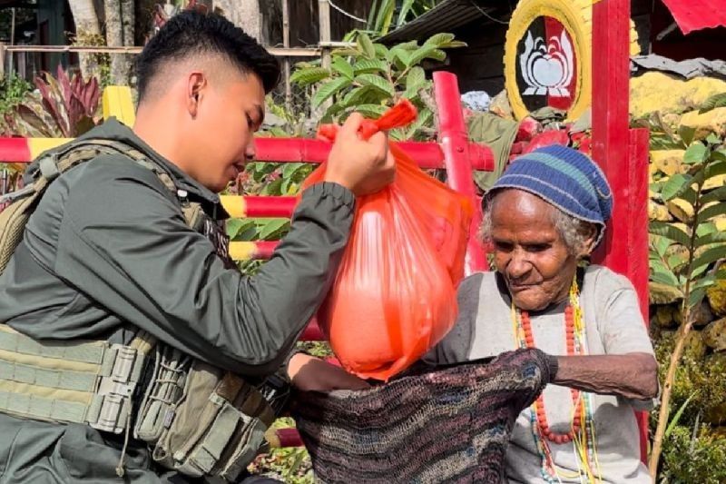 Satgas Damai Cartenz Tebar Sembako di Kampung Kulirik, Papua Tengah: Jalin Keakraban dan Jaga Kondusifitas