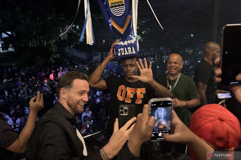 Konsistensi dan Kekompakan Bawa Persib Bandung Juara Liga 1 2024/2025