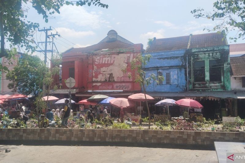 Satpol PP Palembang Percantik Pasar 16 Ilir, Wajah Kota Jadi Lebih Menarik