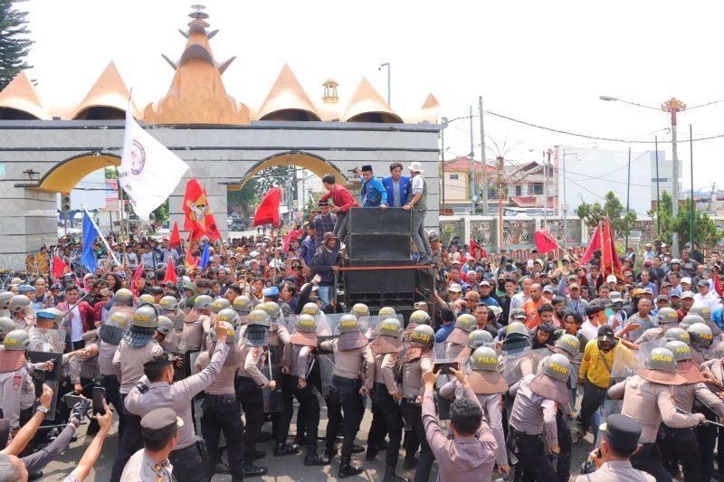 Kericuhan Aksi Petani Singkong Lampung: 10 Polisi Terluka