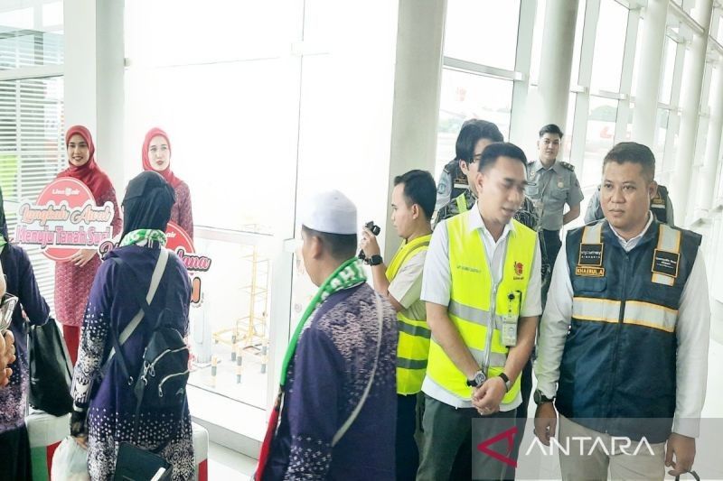 Bandara Syamsudin Noor Sukses Berangkatkan Calon Haji Kloter Pertama