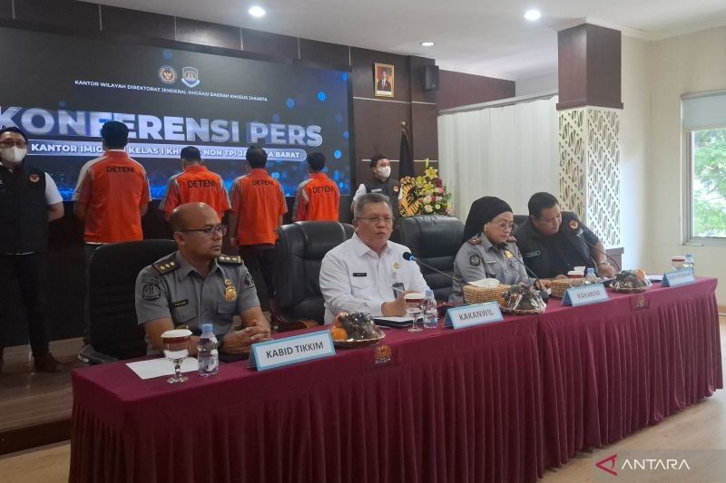 Imigrasi Jakbar Deportasi Empat WNA Pakistan: Modus Investasi Fiktif dan Penipuan Visa
