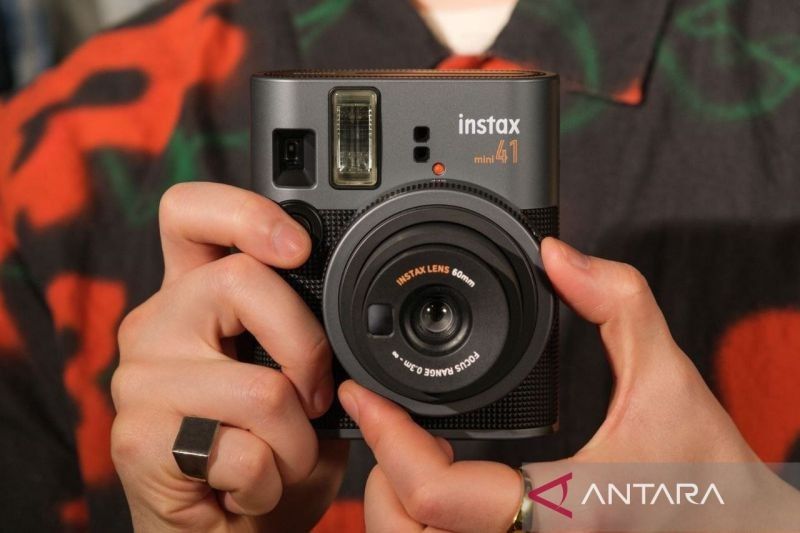 Fujifilm Luncurkan instax mini 41: Kamera Analog Retro Modern untuk Semua