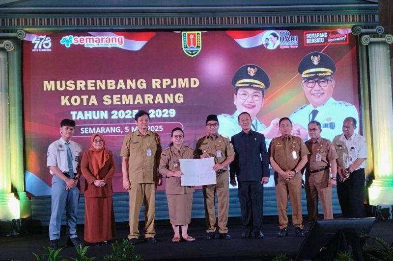 Wali Kota Semarang Perintahkan Perbaikan Total Truk Kontainer Sampah Rusak