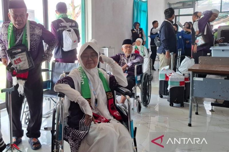 423 Calon Haji Kloter 01 Embarkasi Banjarmasin Berangkat ke Tanah Suci