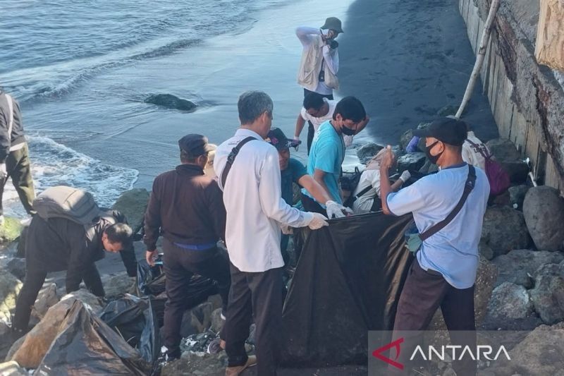 Mahasiswa Poltekpar Lombok Gelar Gerakan Wisata Bersih di Pantai Ampenan
