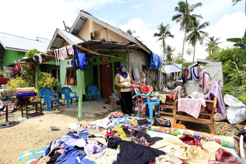 Pemkab Gorontalo Salurkan Bantuan untuk Korban Angin Puting Beliung