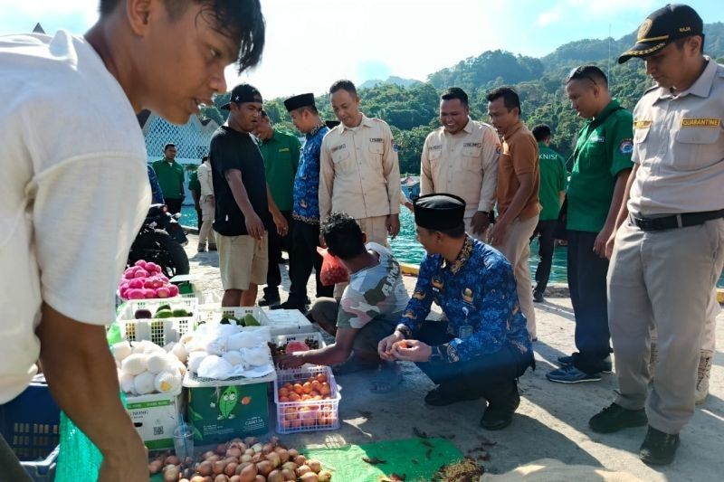 Pasar Dadakan di PLBN Serasan: Solusi Warga Perbatasan Dapatkan Sembako Murah