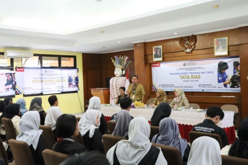 Warga Pesanggrahan Dapat Pelatihan Tata Rias dan Busana Gratis dari Mobile Training Unit