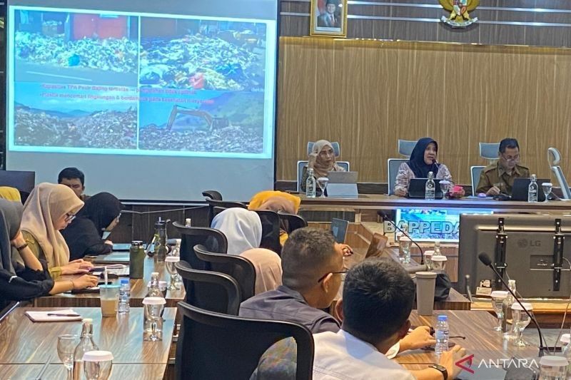 Garut Kembangkan Aspal Plastik: Lebih Tahan Lama dan Ramah Lingkungan