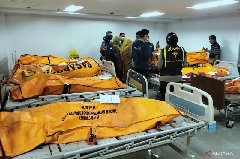 Jenazah Korban Kecelakaan Maut Padang Panjang Dipindahkan ke RS Bhayangkara Padang