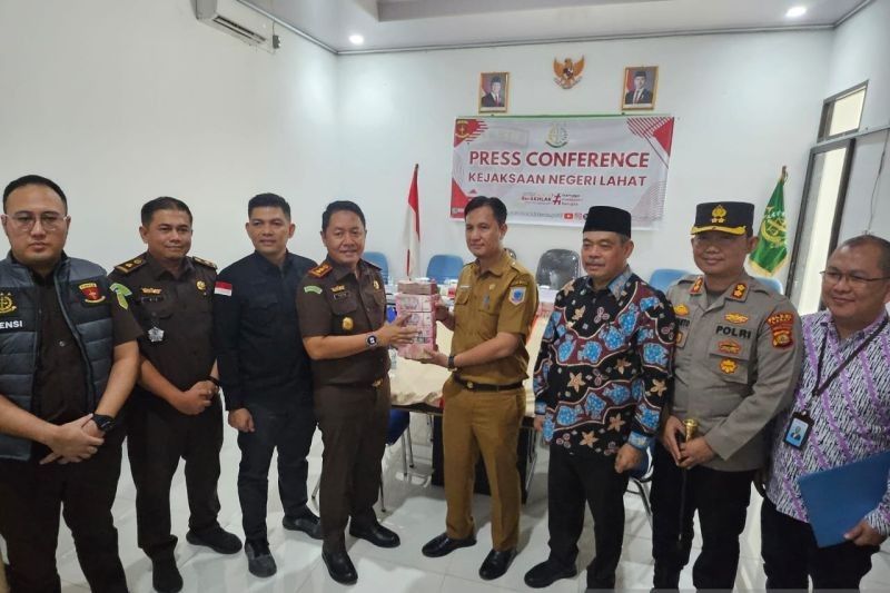 Kejari Lahat Kembalikan Rp1 Miliar Uang Negara dari Kasus Korupsi