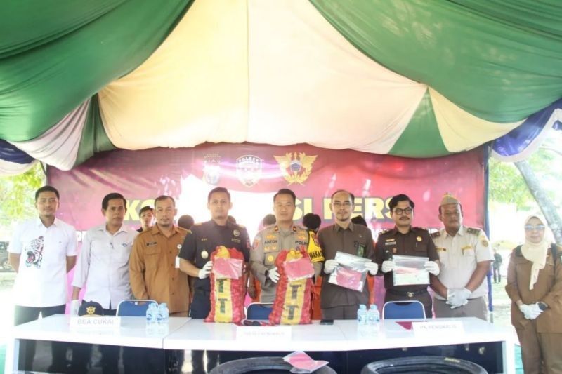 Polres Bengkalis Musnahkan 2.250 Karung Bawang Merah Ilegal dan Ratusan Ban Bekas Malaysia