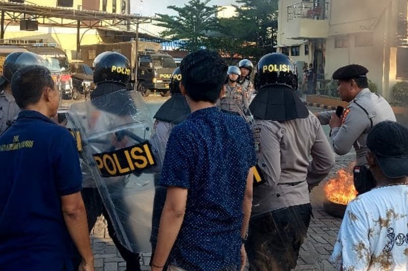 Polres Tanjung Priok Tingkatkan Keterampilan Personel Hadapi Unjuk Rasa dan Ancaman Kebakaran