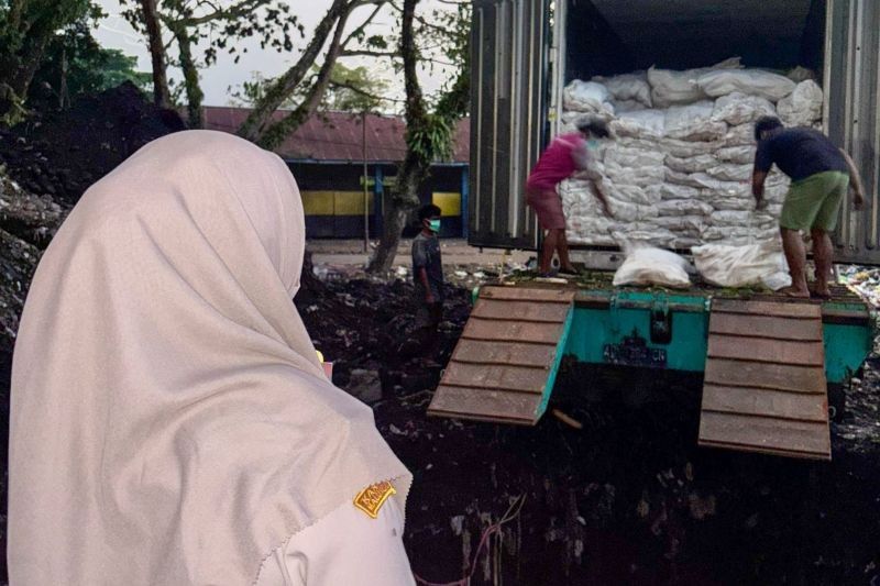 Barantin Musnahkan 15 Ton Daging Ayam Busuk di Ternate: Jaga Keamanan Pangan Nasional