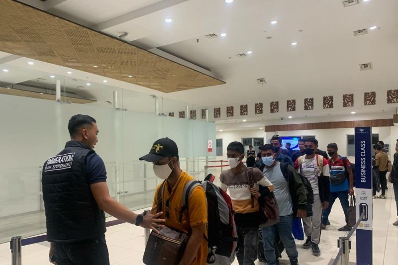 Imigrasi Atambua Deportasi 8 WNA Bangladesh yang Langgar Aturan Keimigrasian