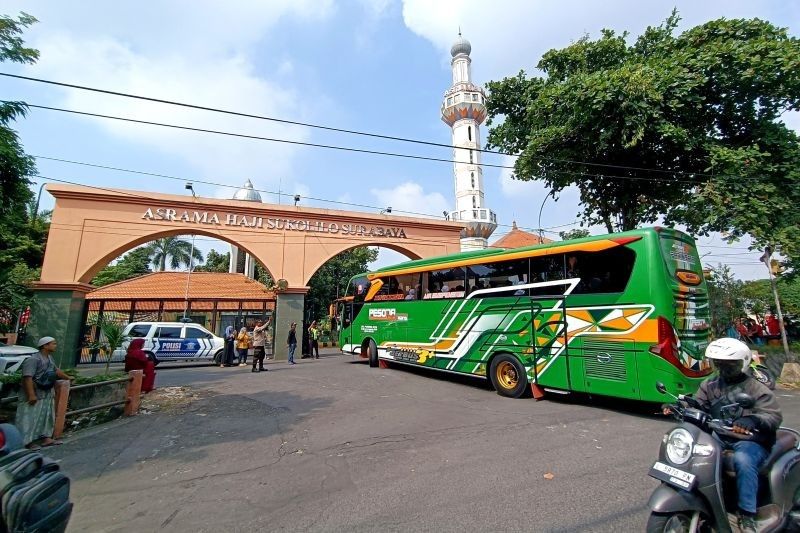 PPIH Surabaya Temukan Jamaah Bawa Rokok Berlebih, Petugas Pastikan Pemberangkatan Haji Tetap Lancar